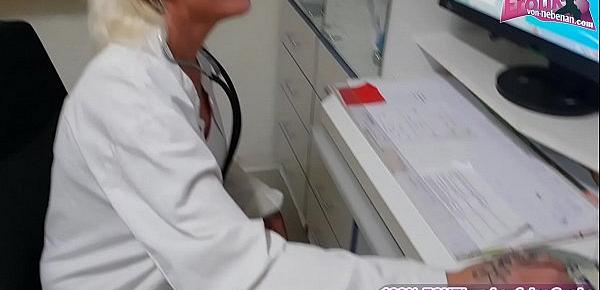  Deutsche Frau Doktor fickt patienten in der Arzt Praxis